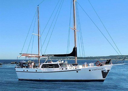 The 60ft sailing yacht Sydneysider is the ideal charter boat for all your al fresco functions.